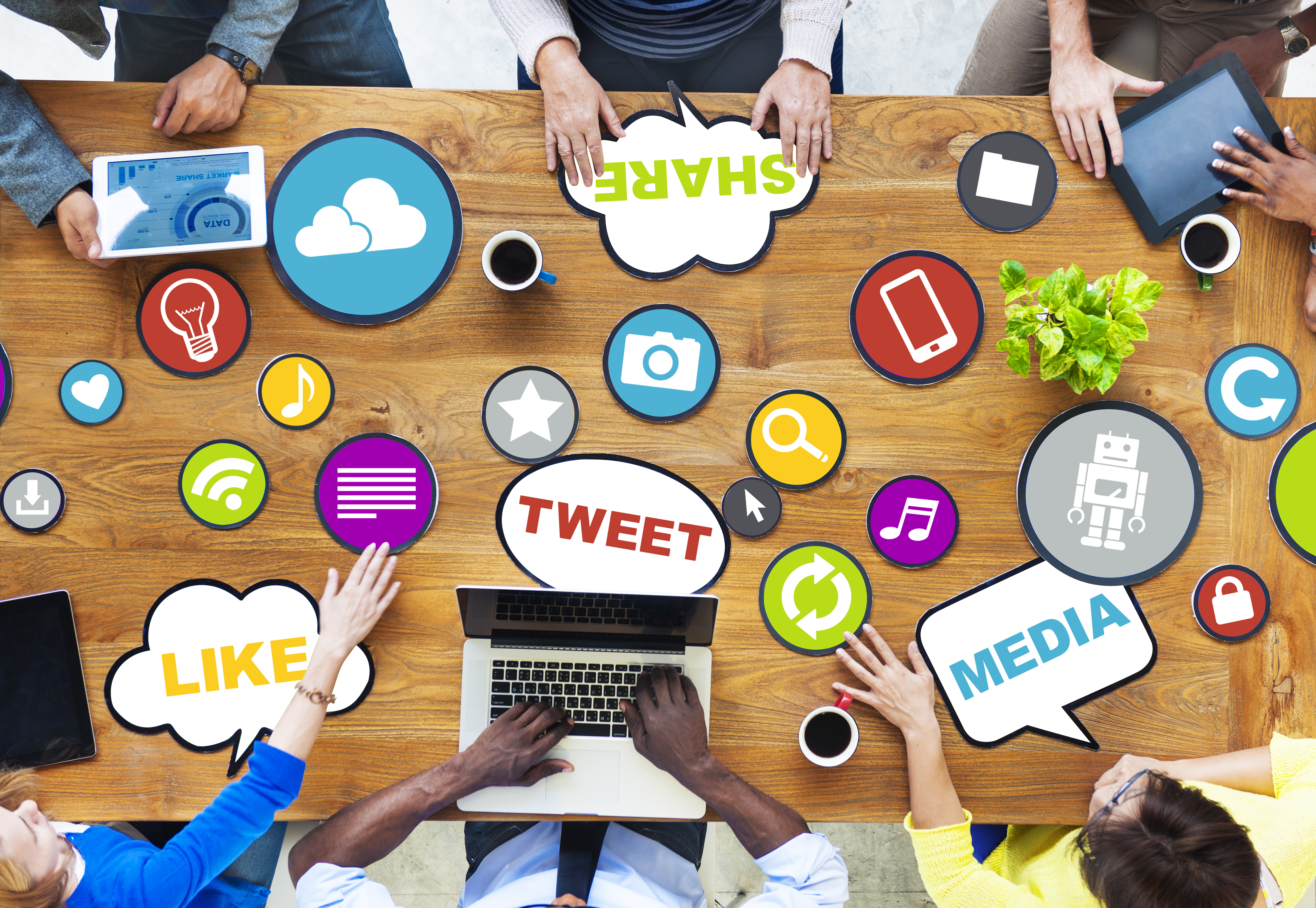 A group of people sitting around a table brain storming about social media marketing